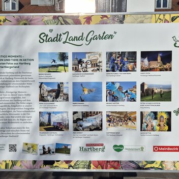 Übersichtstafel der schwimmenden Bilder am Rochusteich in Hartberg | © 
Oststeiermark Tourismus | Carmen Miletich