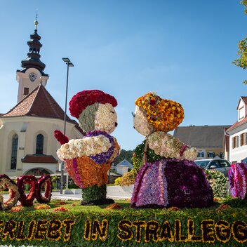 Flower float of the Styrian Flower Route flower parade | © Oststeiermark Tourismus | Kurt Elmleitner