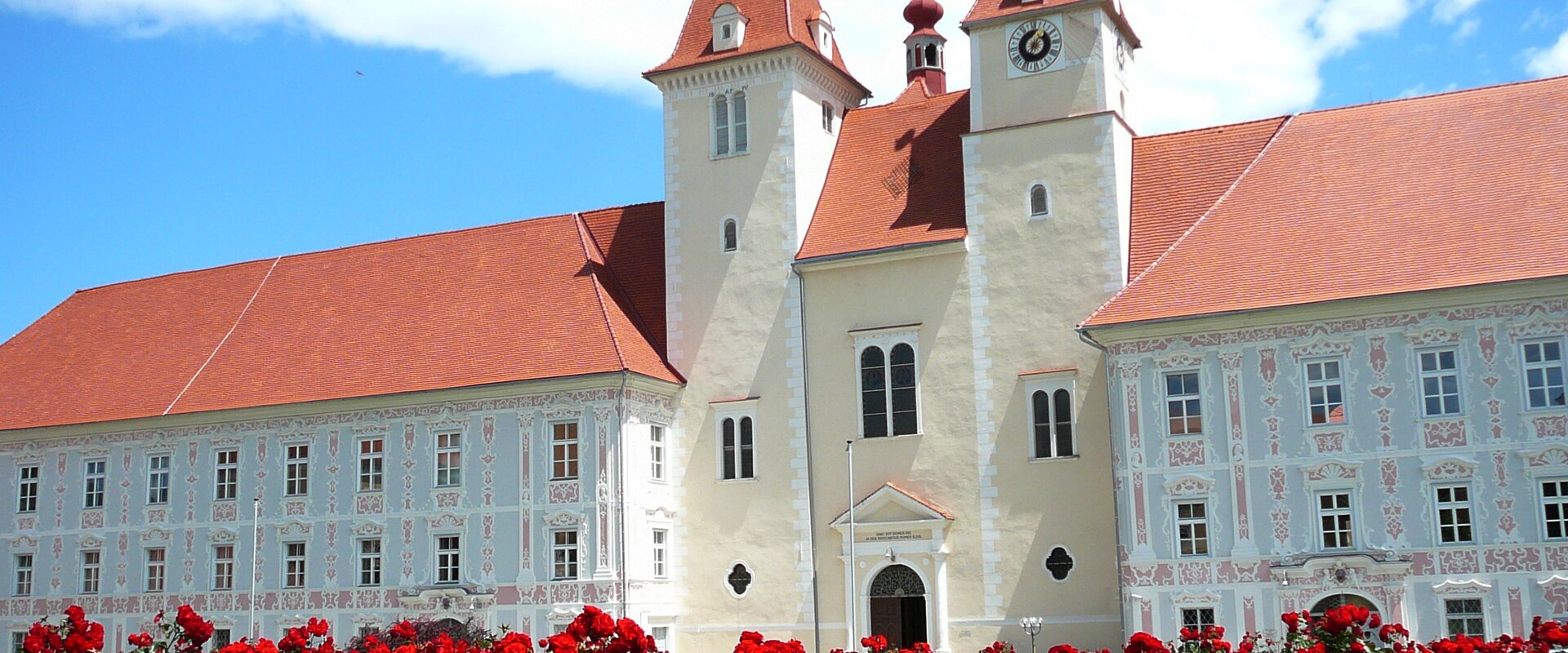 Rose bed in front of Vorau Abbey | ©  Oststeiermark Tourismus | Manfred Glössl