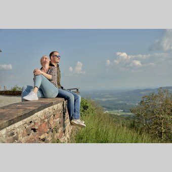 Paar genießt Ausblick vom Pöllauberg in der Oststeiermark | © Oststeiermark Tourismus | Lang-Bichl - RKP