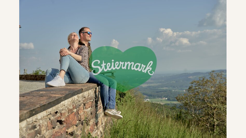 Paar genießt Ausblick vom Pöllauberg in der Oststeiermark | © Oststeiermark Tourismus | Lang-Bichl - RKP