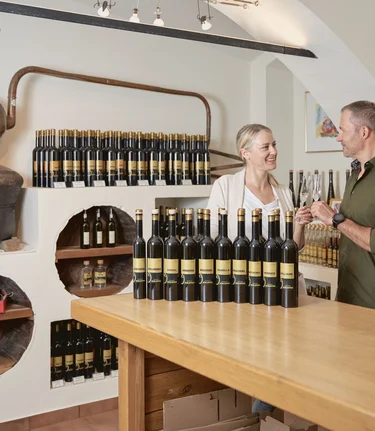 Tasting in the Schnapskammerl at the Schloffer organic farm in Anger | © Oststeiermark Tourismus | Lang-Bichl - RKP