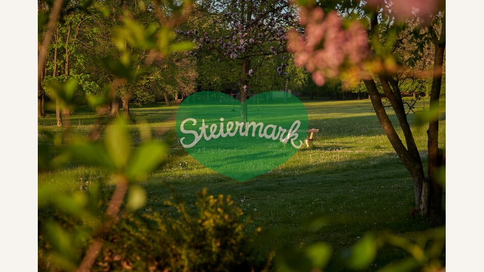 Frühlingslandschaft mit Bankerl in Pöllau | © Oststeiermark Tourismus | Markus Lang-Bichl