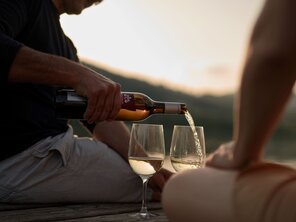 Paar mit Wein am Stubenbergsee in der Oststeiermark | ©  Oststeiermark Tourismus | Markus Lang-Bichl