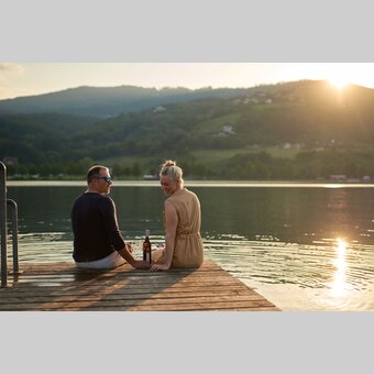 Paar mit Wein am Stubenbergsee in der Oststeiermark | ©  Oststeiermark Tourismus | Markus Lang-Bichl