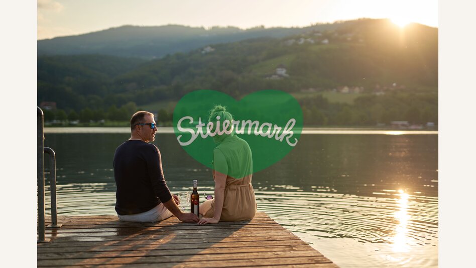 Paar mit Wein am Stubenbergsee in der Oststeiermark | ©  Oststeiermark Tourismus | Markus Lang-Bichl