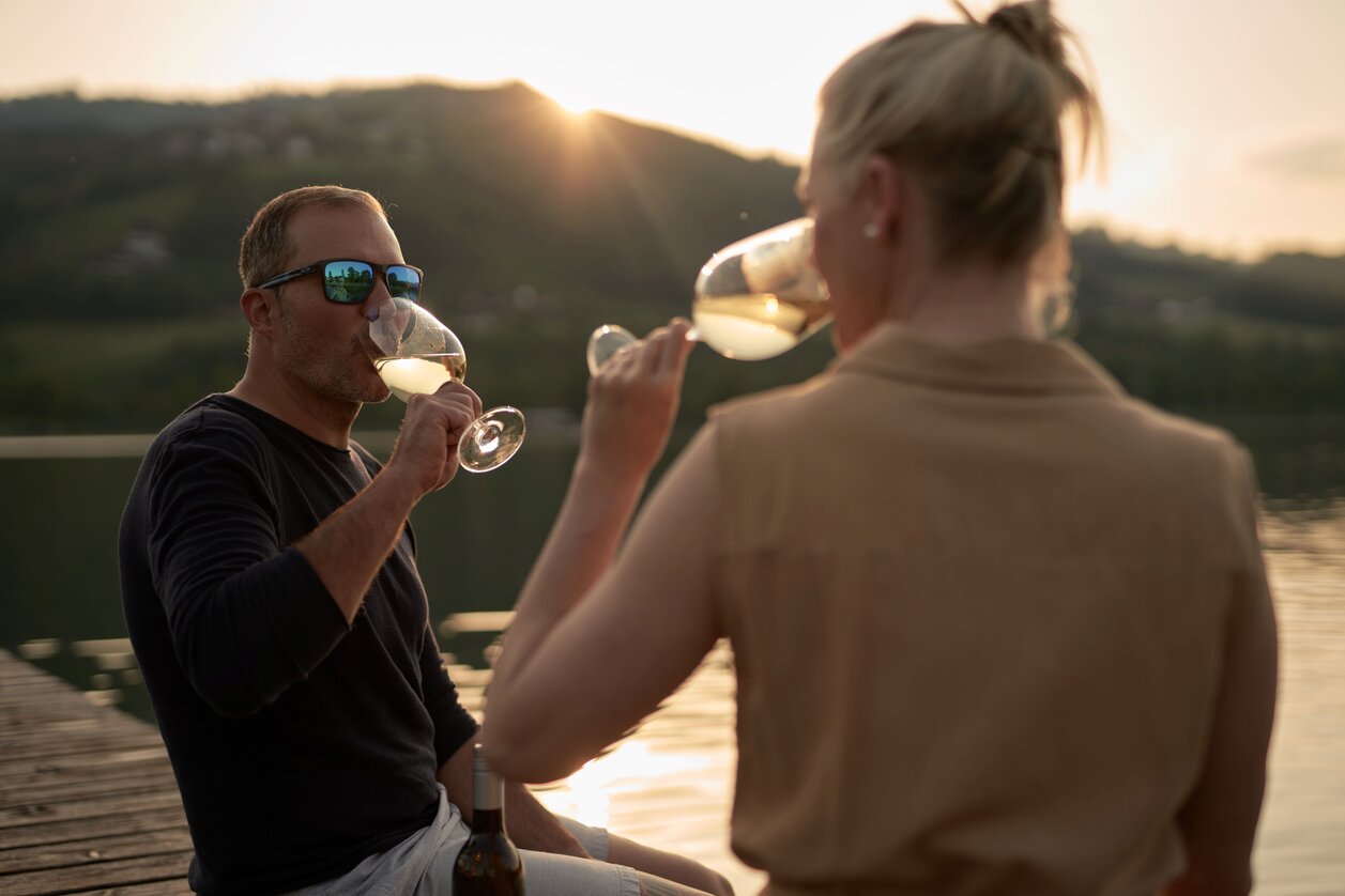 Couple with wine at Stubenbergsee in Eastern Styria | ©  Oststeiermark Tourismus | Markus Lang-Bichl