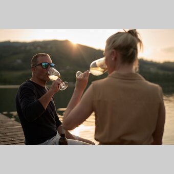 Paar mit Wein am Stubenbergsee in der Oststeiermark | ©  Oststeiermark Tourismus | Markus Lang-Bichl