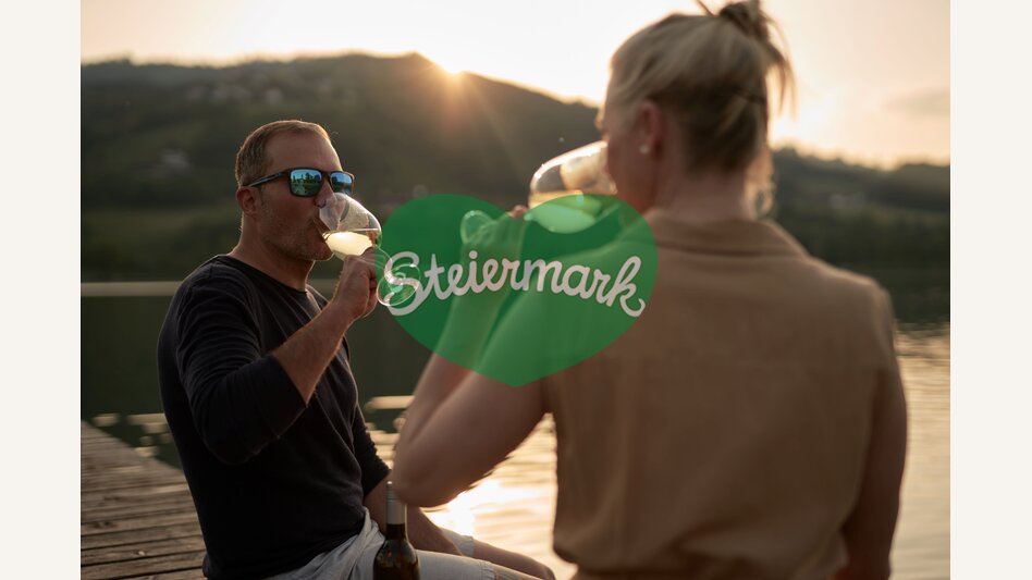 Paar mit Wein am Stubenbergsee in der Oststeiermark | ©  Oststeiermark Tourismus | Markus Lang-Bichl