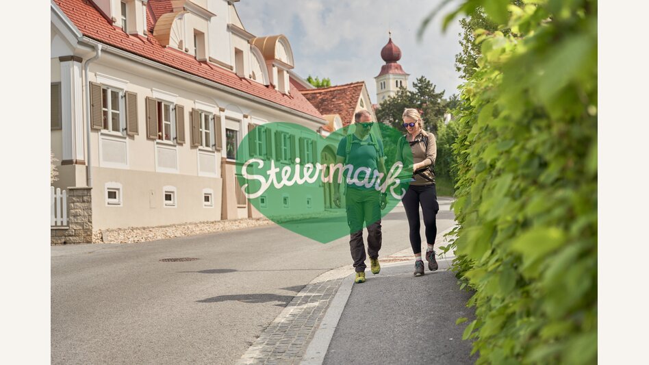 Wandern in Puch bei Weiz und mit Kirche im Hintergrund | ©  Oststeiermark Tourismus | Markus Lang-Bichl