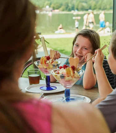 Children eating ice cream at Stubenbergsee in Eastern Styria | © Oststeiermark Tourismus | Lang-Bichl - RKP
