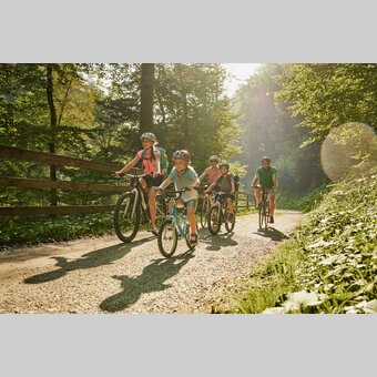 Familie beim Radfahren in der Stubenbergklamm | © Oststeiermark Tourismus | Lang-Bichl - RKP