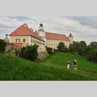 Spazieren beim Augustiner Choherrenstift in Vorau in der Oststeiermark | ©  Oststeiermark Tourismus | Lang-Bichl - RKP