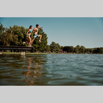 Paar springt vom Steg in den Stubenbergsee in der Oststeiermark | ©  Oststeiermark Tourismus | Markus Lang-Bichl