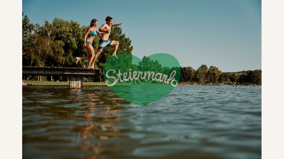Paar springt vom Steg in den Stubenbergsee in der Oststeiermark | ©  Oststeiermark Tourismus | Markus Lang-Bichl