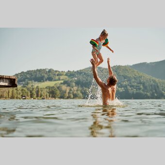 Familie spielt im Wasser des Stubenbergsees in der Oststeiermark | ©  Oststeiermark Tourismus | Markus Lang-Bichl