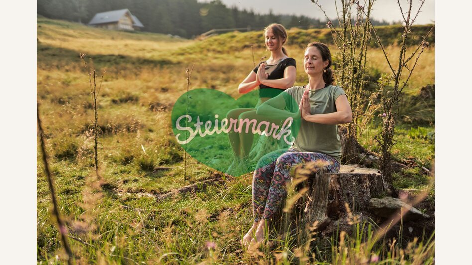 Yoga auf einer Wiese auf der Glatzl Trahütten Alm in St. Lorenzen in der Oststeiermark | ©  Oststeiermark Tourismus | Markus Lang-Bichl