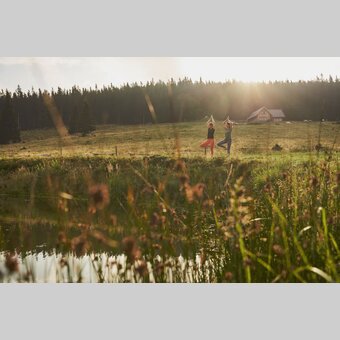 Yoga am Teich auf der Glatzl Trahütten Alm in St. Lorenzen in der Oststeiermark | ©  Oststeiermark Tourismus | Markus Lang-Bichl