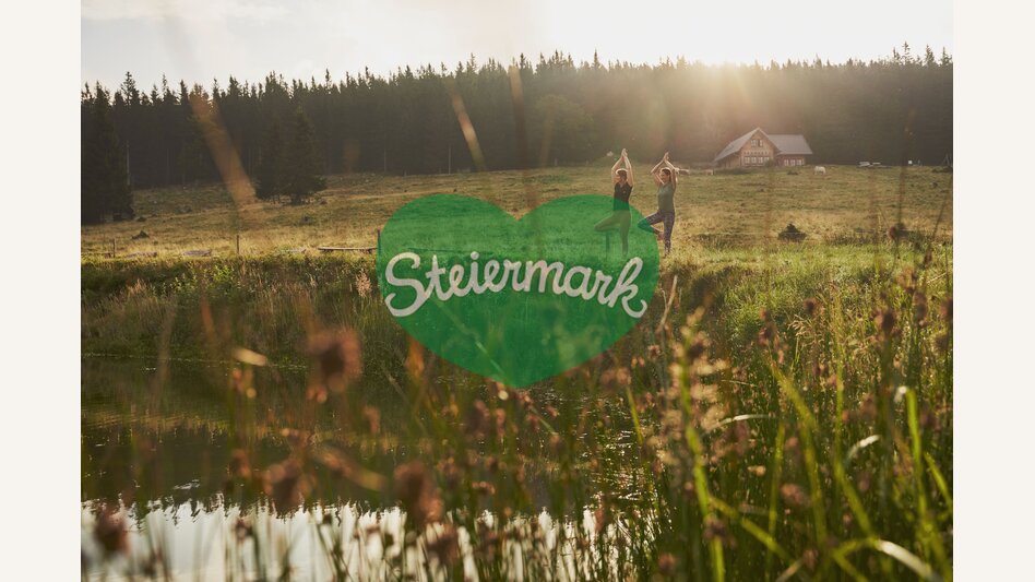 Yoga am Teich auf der Glatzl Trahütten Alm in St. Lorenzen in der Oststeiermark | ©  Oststeiermark Tourismus | Markus Lang-Bichl