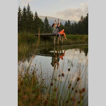 Yoga am Teich auf der Glatzl Trahütten Alm in St. Lorenzen in der Oststeiermar | ©  Oststeiermark Tourismus | Markus Lang-Bichl