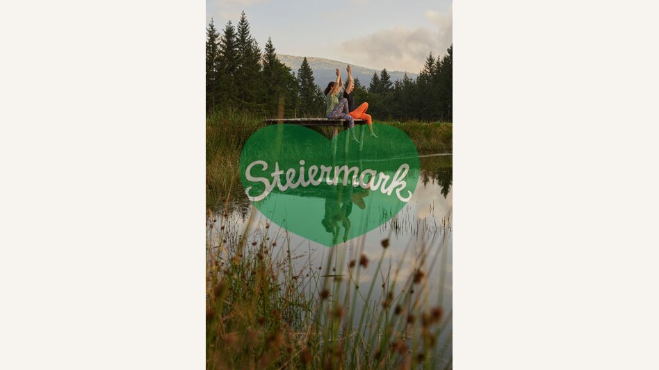 Yoga am Teich auf der Glatzl Trahütten Alm in St. Lorenzen in der Oststeiermar | ©  Oststeiermark Tourismus | Markus Lang-Bichl