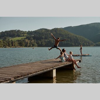 Familie sitzt am Steg vom Stubenbergsee in der Oststeiermark  | ©  Oststeiermark Tourismus | Markus Lang-Bichl