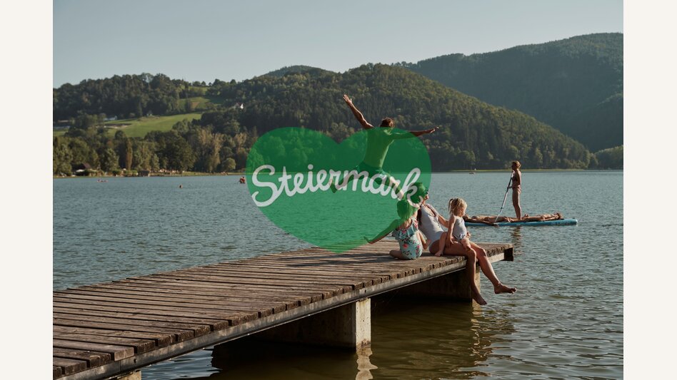 Familie sitzt am Steg vom Stubenbergsee in der Oststeiermark  | ©  Oststeiermark Tourismus | Markus Lang-Bichl
