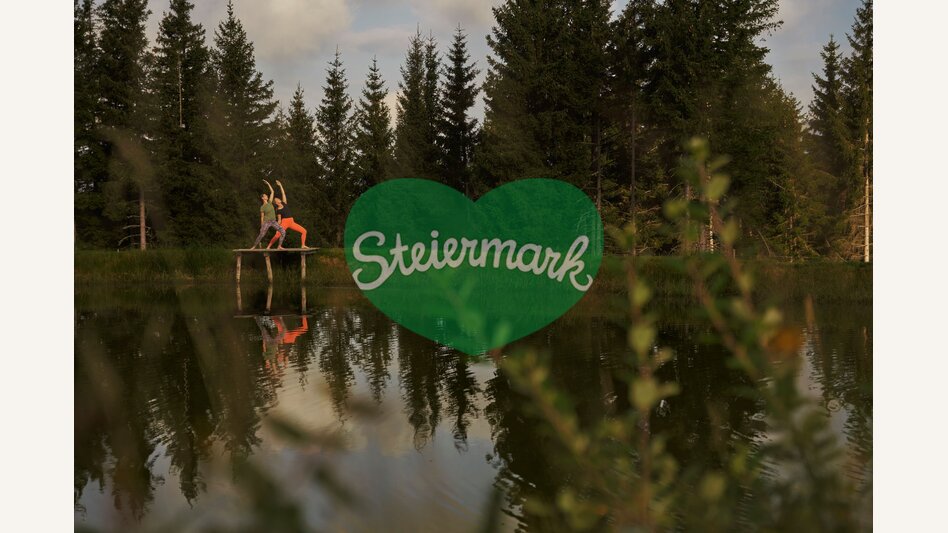 Yoga am Teich auf der Glatzl Trahütten Alm in St. Lorenzen in der Oststeiermar | ©  Oststeiermark Tourismus | Markus Lang-Bichl