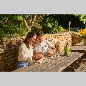 Paar bei der Buschenschankjause in Hartberg  | © Oststeiermark Tourismus | Lang-Bichl - RKP