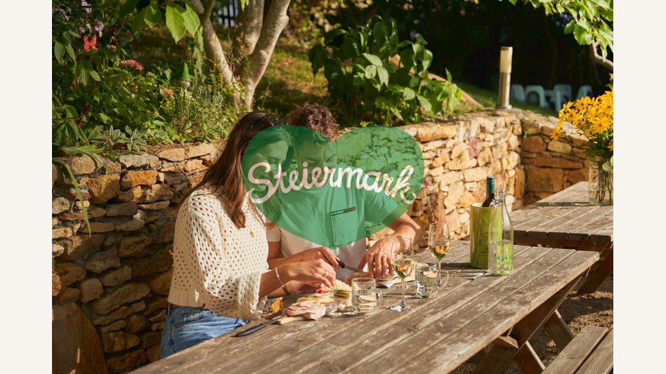 Paar bei der Buschenschankjause in Hartberg  | © Oststeiermark Tourismus | Lang-Bichl - RKP