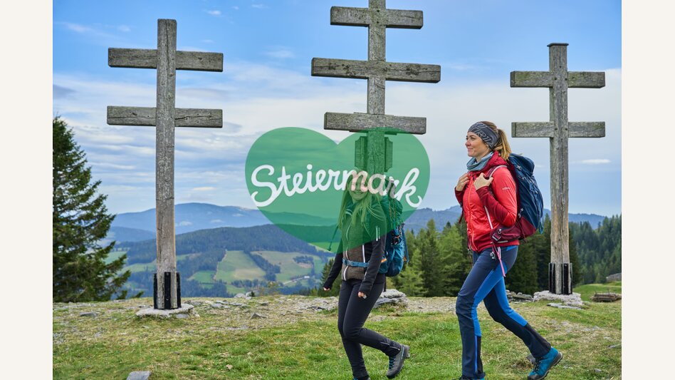 Wanderer bei den Drei Wetterkreuzen auf der Teichalm | ©  Oststeiermark Tourismus | Markus Lang-Bichl