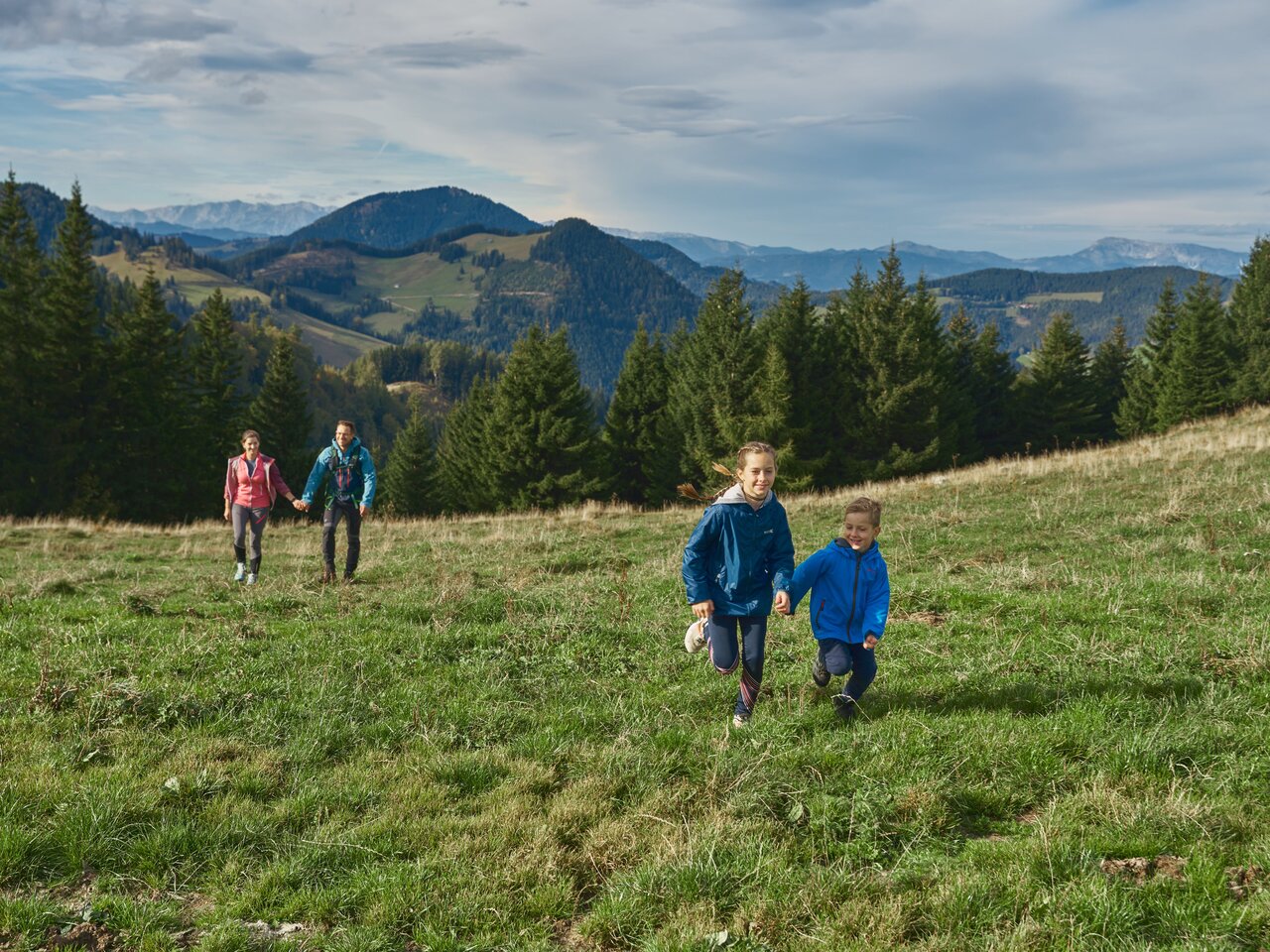 Hiking with the family in the Almenland | ©  Oststeiermark Tourismus | Markus Lang-Bichl