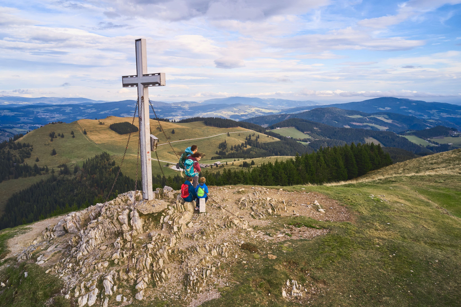 Wandern mit der Familie zum Gipfelkreuz auf der Teichalm | ©  Oststeiermark Tourismus | Markus Lang-Bichl