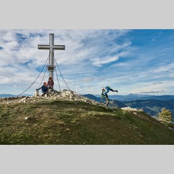 Wandern mit der Familie zum Gipfelkreuz auf der Teichalm | ©  Oststeiermark Tourismus | Markus Lang-Bichl