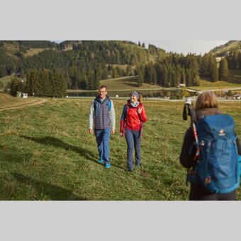 Wandern auf der Teichalm mit dem Teichalmsee im Hintergrund | ©  Oststeiermark Tourismus | Markus Lang-Bichl