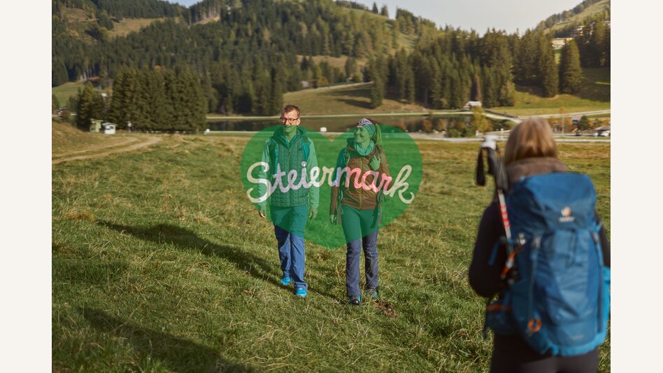 Wandern auf der Teichalm mit dem Teichalmsee im Hintergrund | ©  Oststeiermark Tourismus | Markus Lang-Bichl