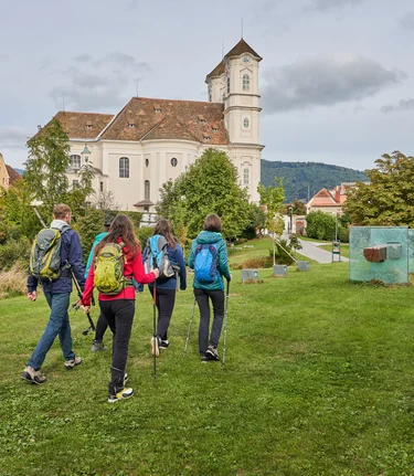 Hikers hike to the Weizberg church in Weiz  | ©  Oststeiermark Tourismus | Markus Lang-Bichl