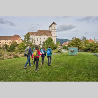 Wanderer wandern zur Weizbergkirche in Weiz  | ©  Oststeiermark Tourismus | Markus Lang-Bichl