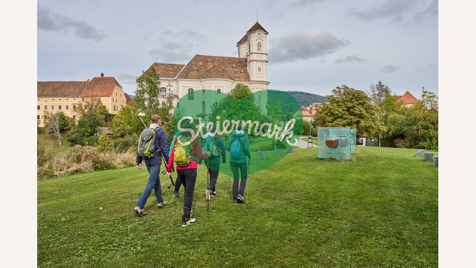 Wanderer wandern zur Weizbergkirche in Weiz  | ©  Oststeiermark Tourismus | Markus Lang-Bichl