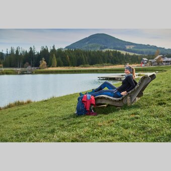 Pause auf einer Liege am Teichalmsee in der Oststeiermark | ©  Oststeiermark Tourismus | Markus Lang-Bichl