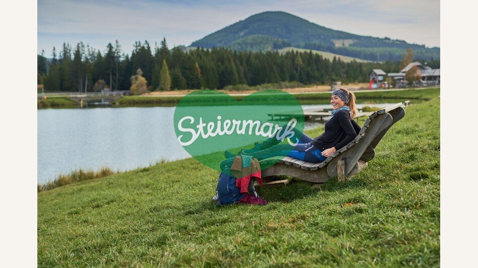 Pause auf einer Liege am Teichalmsee in der Oststeiermark | ©  Oststeiermark Tourismus | Markus Lang-Bichl
