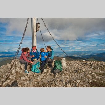 Wandern mit der Familie zum Gipfelkreuz auf der Teichalm | ©  Oststeiermark Tourismus | Markus Lang-Bichl