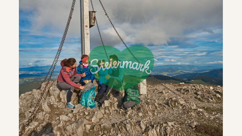 Wandern mit der Familie zum Gipfelkreuz auf der Teichalm | ©  Oststeiermark Tourismus | Markus Lang-Bichl