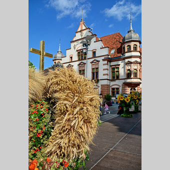 Erntedankkrone vor dem Rathaus Hartberg | © Oststeiermark Tourismus | (c)Strassegger