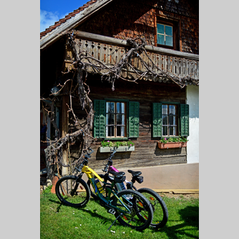 Fahrräder vor einem Haus in der Oststeiermark | © Oststeiermark Tourismus | Christian Strassegger
