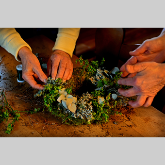 Kranz binden bei DeBuigne in Pöllauberg | © Oststeiermark Tourismus | Christian Strassegger