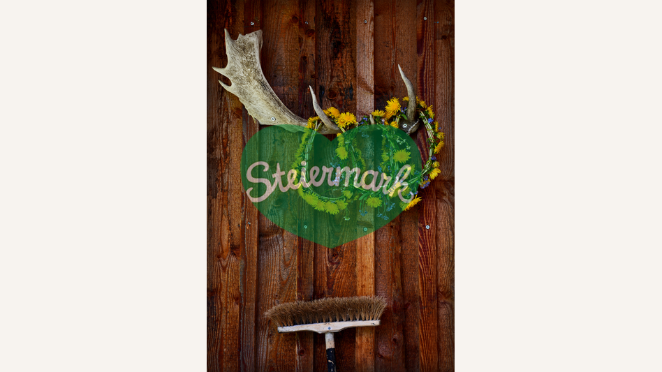 Geweih mit Löwenzahnkränzen | © Oststeiermark Tourismus | Christian Strassegger