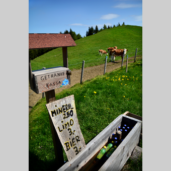 Getränkestation bei der Stoakoglhütte auf der Sommeralm in der Oststeiermark | © Oststeiermark Tourismus | Christian Strassegger