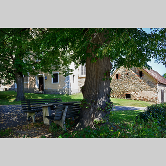 Bankerl vor der St. Stefan Kirche in Hofkirchen | © Oststeiermark Tourismus | Christian Strassegger