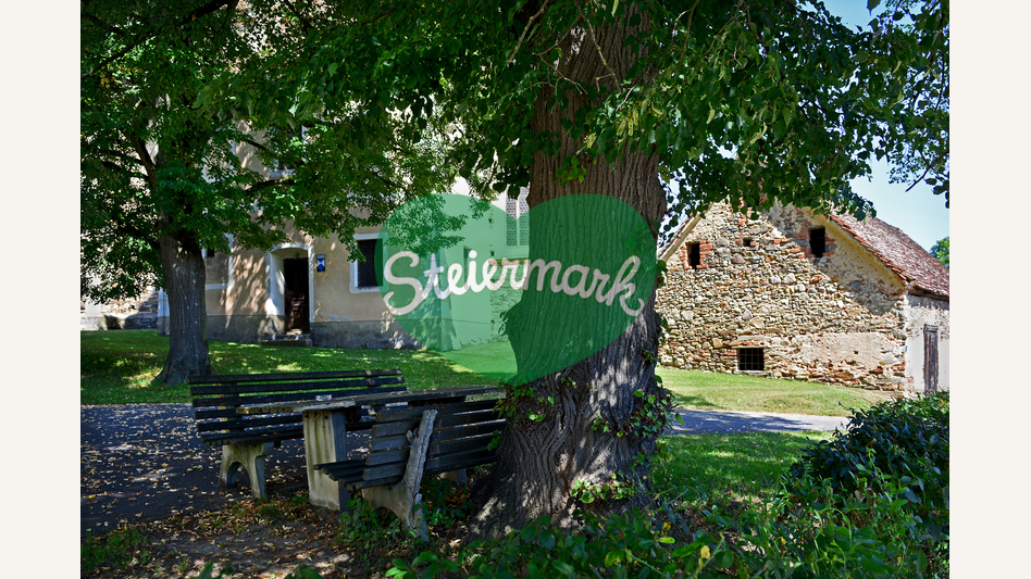 Bankerl vor der St. Stefan Kirche in Hofkirchen | © Oststeiermark Tourismus | Christian Strassegger